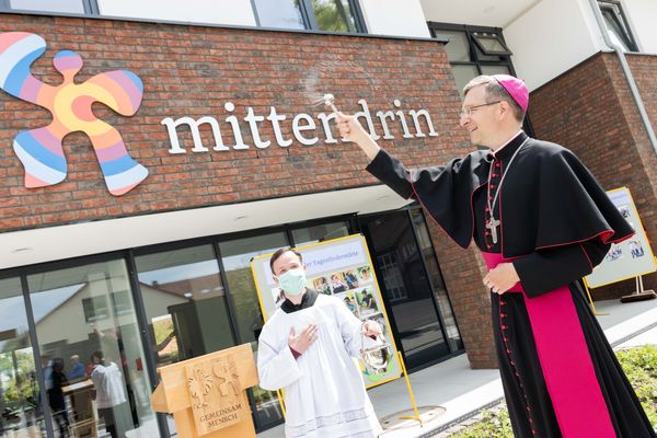 Foto: antonius Bischof Dr. Michael Gerber spendet gemeinsam mit Messdiener Jochen Arnaut den neuen Räumlichkeiten seinen Segen.